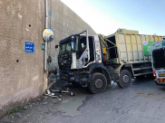 القدس: إصابة طالبتين جراء إنزلاق شاحنة تابعة للبلدية في جبل المكبر