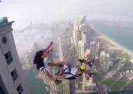 بالفيديو: القفز من ثاني أطول برج بالعالم