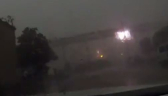 فيديو: رياح قوية تسقط قطارا من فوق الجسر