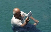  فيديو: الرجل "الفلين" جسمه غير قابل للغرق !! 