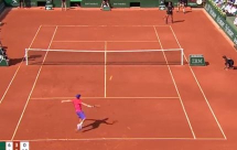فيديو: مباراة تنس تتحول لكرة قدم