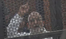 أول ظهور لمرشد الإخوان بزي الإعدام الأحمر