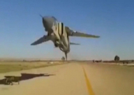 فيديو: نجاة ليبي من الاصطدام بطائرة حربية