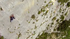 فيديو: مغامر يتسلق منحدر بدون معدات السلامة