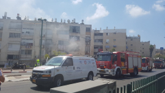 فيديو: الشرطة تُغلق المنطقة - حريق كبير في احد البيوت بمدينة يافا