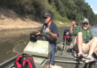 فيديو: بحيرة عجيبة صيد السمك فيها بدون جهد