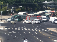 ازدحامات مرورية في مفرق حولون شرق يافا اثر حادث طرق بين مركبتين