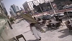 فيديو: سعودي ينجى بأعجوبة من موت محقق
