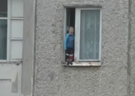 فيديو: طفل روسي كاد يسقط من الطابق الثامن