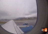 تحطم غطاء محرك طائرة أثناء إقلاعها