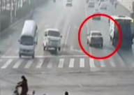 فيديو: سيارات تقفز فجأة في حادث غريب