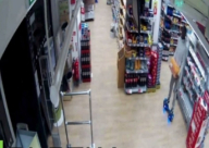 فيديو: رجل يستخدم لوح التزلج للسرقة!