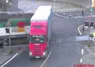 فيديو: قطار مسرع يقسِّم شاحنة نصفين