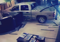 بالفيديو: رجل يقتحم فندقًا بسيارته!