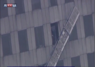 فيديو: إنقاذ عمال تنظيف علقوا بالطابق 71