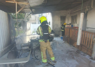 اندلاع حريق في ساحة منزل بمدينة الرملة وطواقم الاطفائية تهرع للمكان