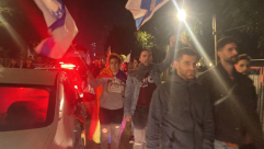 المئات يتظاهرون أمام مقر إقامة نتنياهو ويطالبون بصفقة تبادل أسرى