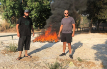  في ردة فعل سريعة - شباب يافا يحرقون أحذية طُبع عليها شعار التوحيد ولفظ الجلالة