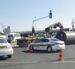 انبوب حديدي ضخم يسقط عن شاحنة قرب الرملة دون اصابات 