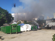  حريق بجوار أحد البيوت في يافا وطواقم الاطفاء تهرع للمكان 