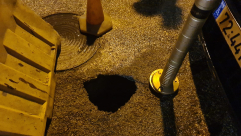  بسبب الأمطار .. انهيار أرضي في أحد الشوارع بيافا 