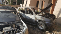 فيديو: اضرام النيران في سيارتين وكتابة شعارات تدفيع الثمن في عارة