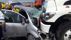 صور: اصابة خطيرة بحادث طرق بين مركبة وشاحنة قرب مدينة الرملة