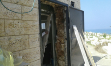  بالفيديو: البدء  بتغيير باب مغسلة الموتى في مقبرة الكازاخانة