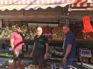  صور: شبان من يافا يبادرون لتوزيع الخضار والفواكه على العائلات المستورة بمناسبة العيد