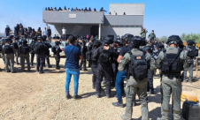 أجواء متوترة في بلدة “أم بطين” .. الأهالي يعتصمون داخل منزل تصديا لهدمه 