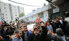 مصادر فلسطينية: الآلاف يشيعون جثامين شهداء غزة الـ13 