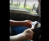 يقود سيارته بلا مقود!