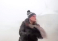 سمكة تخرج من الماء وتضرب مذيعة في وجهها