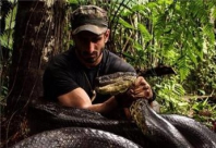 فيديو- مخرج تبتلعه أناكوندا وهو على قيد الحياة