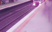 فيديو: رجل ينجو من عجلات القطار بأعجوبة!