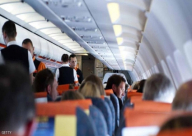 مسافر يفتح باب الطائرة ليتنفس