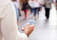 تجريم كتابة رسائل نصية أثناء المشي في الشارع
