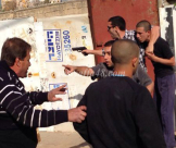 بالصور: الشرطة تُشهر سلاحها بوجه المواطن عبد الحكيم أبو نار وتعتدي على أفراد أسرته 