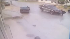 فيديو: أب يضحي بنفسه لإنقاذ طفلته من موت محقق