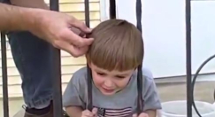 طفل يخرج رأسه بحيلة ذكية من سور حديدي