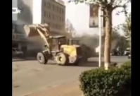 شاهد: عراك بالجرافات الثقيلة بالشارع العام