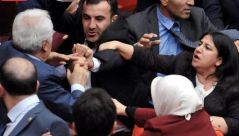 لكمات وعبوات مياه بالبرلمان التركي