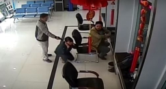 فيديو: سرق البنك بمسدس..لعبة!