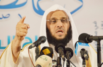 هجوم شرس على عائض القرني بعد احتفاله بنجاح رحلة ابن سلمان