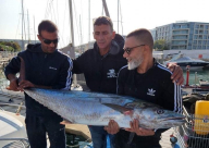  شبان من قلنسوة يصطادون سمكة "الغزال" بوزن 33 كجم