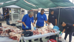 فيديو: مركز الهدى للأعمال الخيرية في الرملة يوزّع لحوم الأضاحي على العائلات المستورة