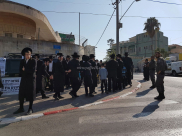 بالصور: تظاهرة للمتدينين اليهود أمام المحكمة العسكرية في مدينة يافا رفضاً للتجنيد