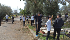 طلاب مدرسة يافا المستقبل في حملة لتنظيف مقبرة طاسو