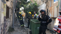 فيديو: القاء زجاجة حارقة تجاه احد المباني في مدينة يافا 