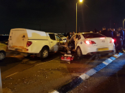 صور: اصابة شخصين بحادث بين مركبتين في جلجولية 